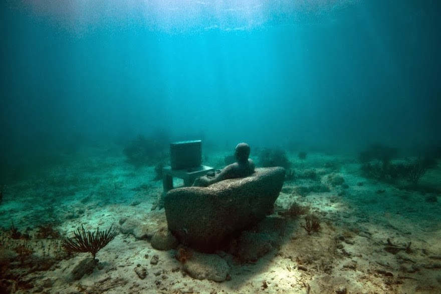 Ông Jason deCaires Taylor là một người hướng dẫn lặn, nhiếp ảnh gia dưới nước, nhà bảo tồn môi trường nước. Kết hợp 3 niềm đam mê này lại với nhau, ông Taylor đã tạo nên ý tưởng về các tác phẩm điêu khắc nghệ thuật dưới nước.